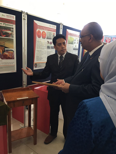 En. Syeed SaifulAzry Osman Al-Edrus daripada Laboratori Teknologi Biokomposit (BIOCOMPOSITE), INTROP sedang menerangkan kepada Tan Sri Dr. Ali Hamsa, Ketua Setiausaha Negara berkenaan inovasi 'veneer processing' daripada batang kelapa sawit.