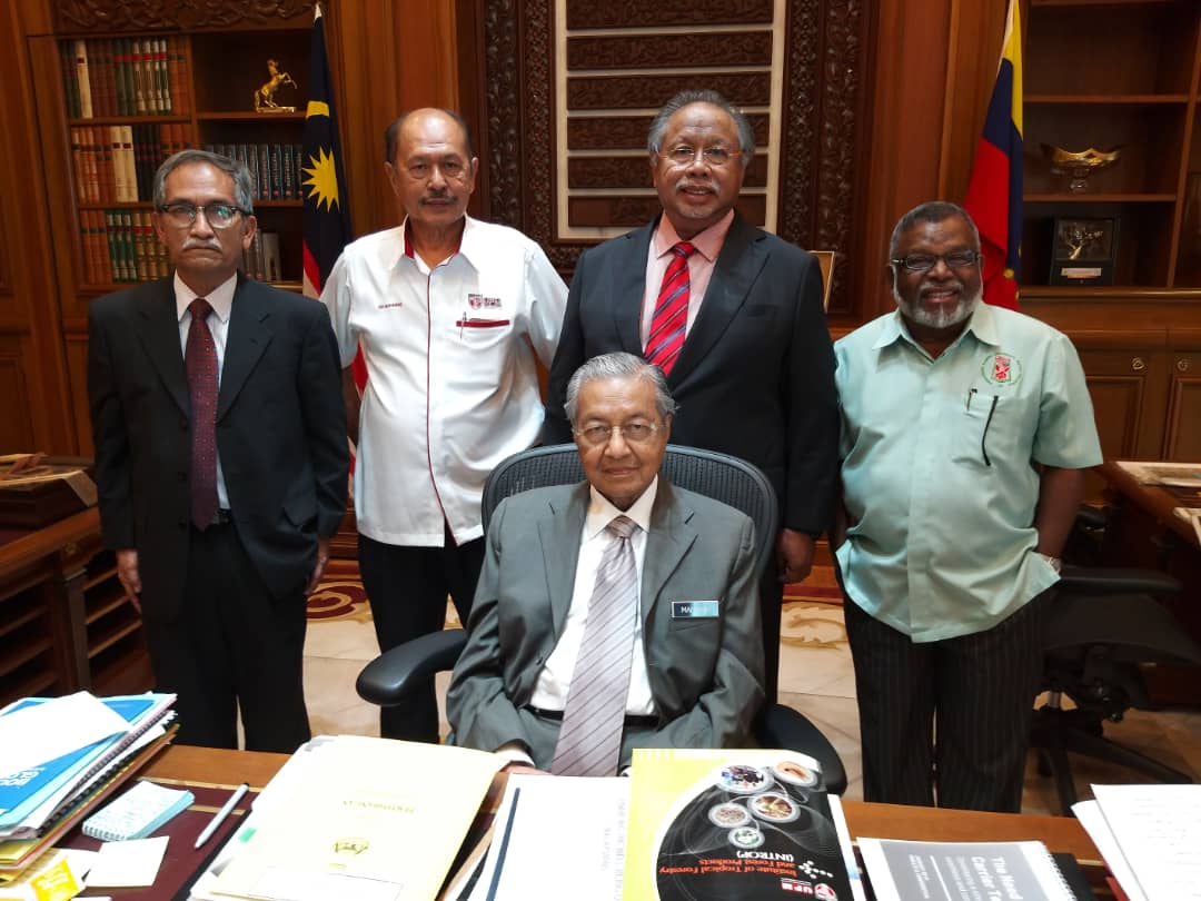 Dari kiri En Mohd Zin Jusop, Dato' Dr. Nik Muhamad Nik Ab. Majid, Y.A.M Dato' Seri Diraja Syed Razlan Jamalullail dan Dato' Abd Rahman Abd Rashid.